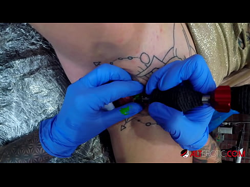 ❤️ Nagpa-tattoo sa kanyang klitoris ang sobrang tattoo na hottie na si Sully Savage ❤ dekalidad na porn sa amin ❌️